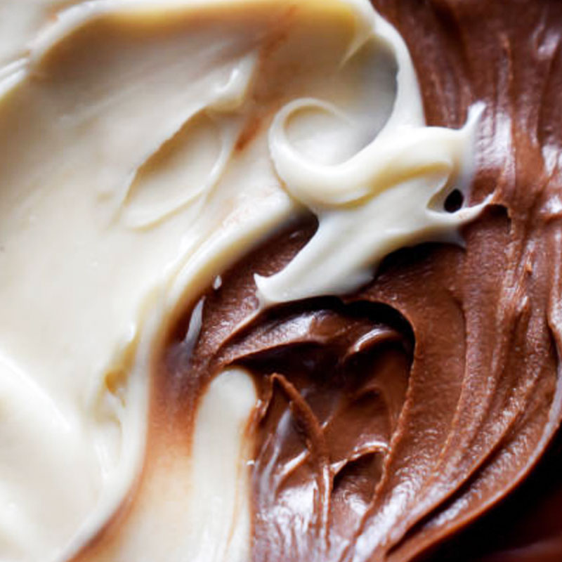 মিল্ক চকলেটের সঙ্গে কোকোয়া বিনসের রঙের মিল রয়েছে। দুধের সঙ্গে চিনি, কোকোয়া বাটার, কোকোয়া পাউডার মিশিয়ে মিল্ক চকলেট তৈরি করা হয়।