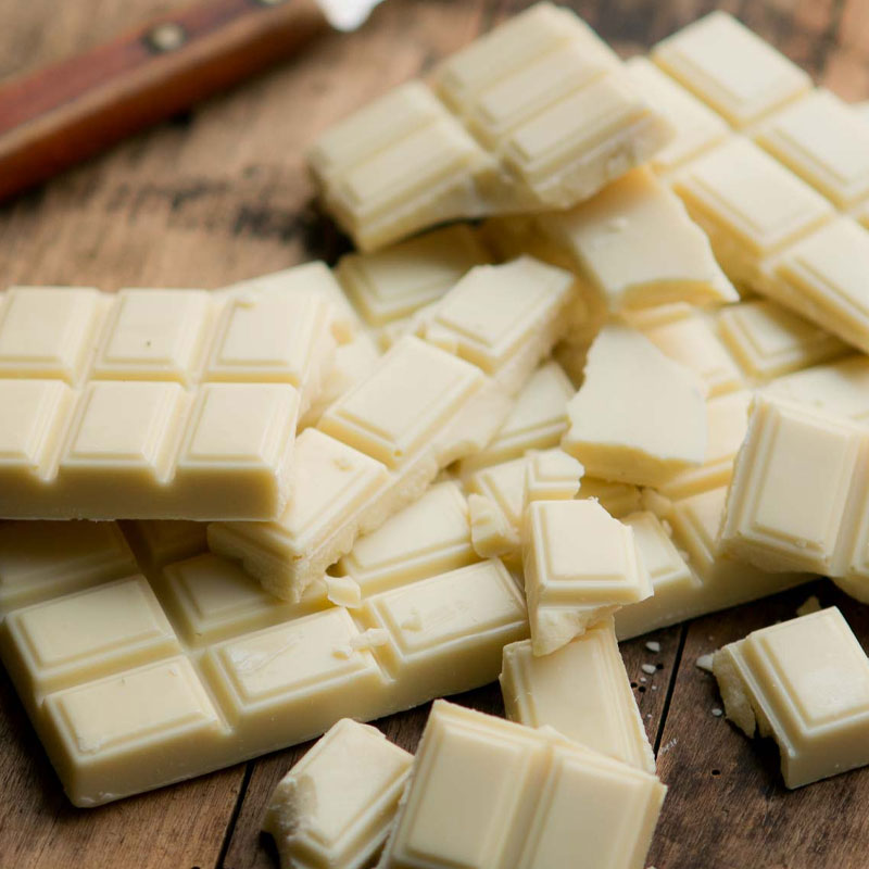 অন্য দিকে, হোয়াইট চকলেট বানানো হয় দুধ, চিনি এবং কোকোয়া বাটার দিয়ে।