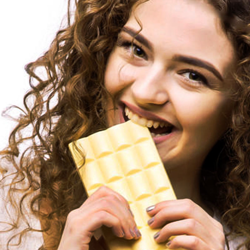 কোকোয়া পাউডার থাকে না বলেই এই চকলেটের রং সাদা। তাই এর নামও দেওয়া হয়েছে হোয়াইট চকলেট।