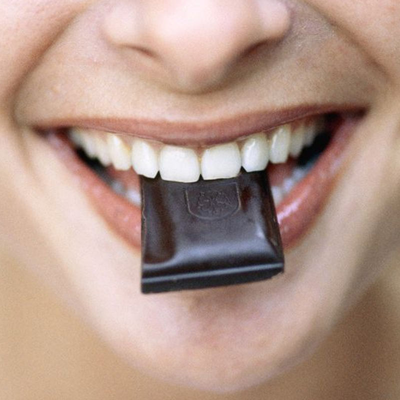 ডার্ক চকলেটে ৩৫ শতাংশ কোকোয়া থাকে। মিল্ক চকলেটে কোকোয়ার পরিমাণ ১০ শতাংশ। তাই মিল্ক চকলেটের সঙ্গে ডার্ক চকলেটের স্বাদের আকাশ-পাতাল তফাত থাকে।