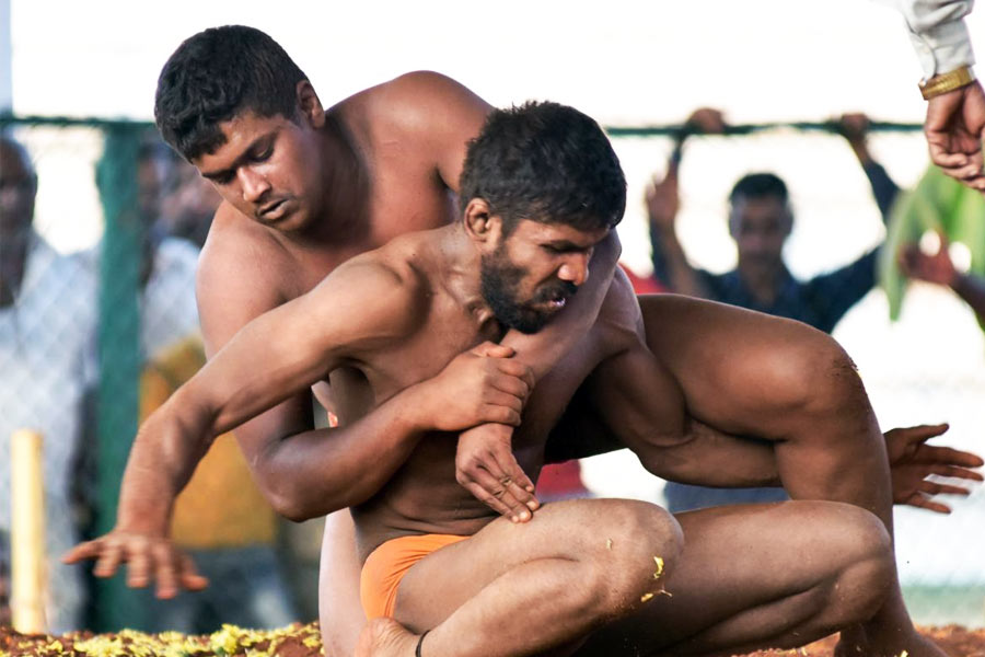 এখানে দিনের শুরু হয় খুব সকালে। পাখি বাসা ছেড়ে বাইরে বেরনোর আগেই আখড়ায় আখড়ায় ভিড় জমে যায়। চলে মুগুর ভাঁজা, ডন-বৈঠক এবং কুস্তি। সকাল সকাল হাজারখানেক ডন-বৈঠক কোনও ব্যাপারই না এই যুবকদের কাছে। দেশের সবচেয়ে শক্তিশালী লোকেরা নাকি থাকেন এ গ্রামে। জায়গার নাম অসোলা-ফতেহপুর বেড়ি।