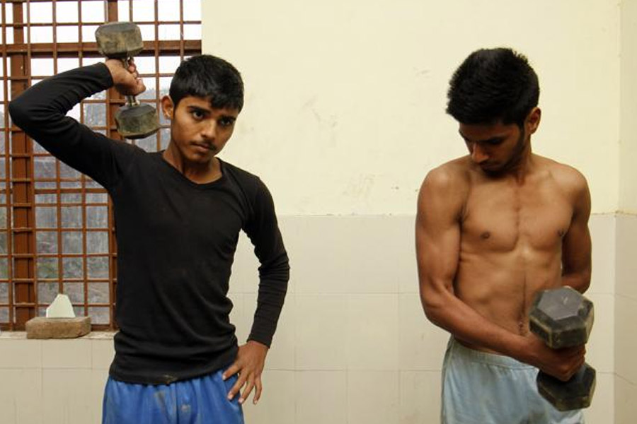 শুধু বাউন্সারের চাকরিই নয়, রাজনীতিক থেকে ফিল্মস্টার, বেশির ভাগের নিরাপত্তার দায়িত্বে থাকেন অসোলা-ফতেহপুরের যুবকরা। কিন্তু এই গ্রামের বিশেষত্ব কী? কী ভাবে সিংহভাগ যুবকের পেশিবহুল শরীর? কেনই বা বাউন্সারের চাকরি তাঁদের এতটা টানে?