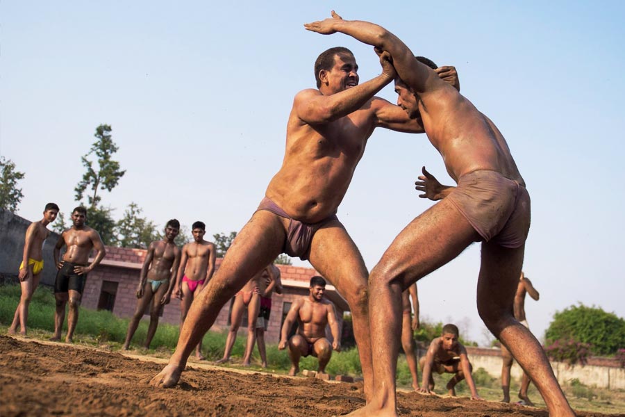 কয়েক প্রজন্ম ধরে অসোলা-ফতেহপুরের বাসিন্দাদের দিন শুরু হয় ঘণ্টা দু’য়েক কসরত করে। বিকেলেও দু’ঘণ্টা ঘাম ঝরান তাঁরা। বছরের পর বছর বড়দের দেখে শিখছে ছোটরা। কিশোর থেকে পঞ্চাশ পেরনো প্রৌঢ়— সবাই আখড়ায় লড়েন। ব্যায়াম করেন। ইট তোলেন। ধুলো মেখে লড়াই করেন। একসঙ্গে ঘাম ঝরান।