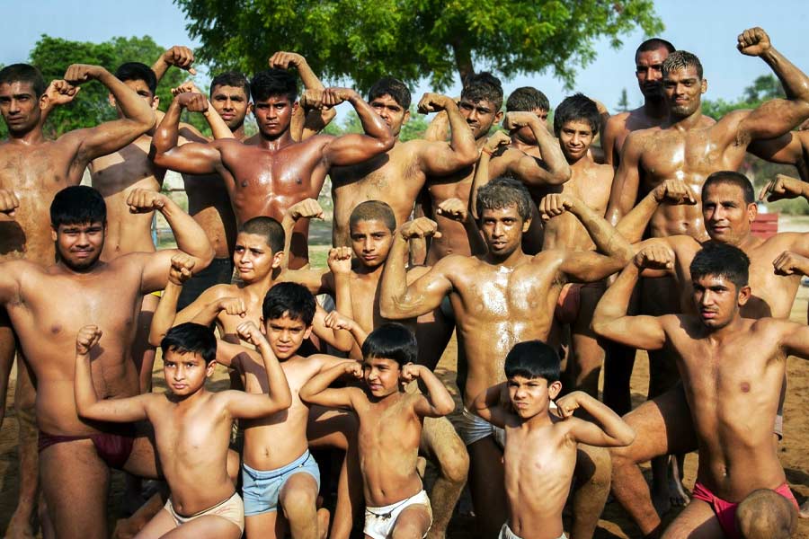 দিল্লির এই গ্রামের যুবকদের কাছে ভারোত্তোলন শখের খেলা। সময় কাটাতেও ব্যায়াম করেন তাঁরা। কেউ কেউ ৩৫০ কেজি পর্যন্ত ওজন তোলেন। স্বাস্থ্যের বিষয়ে সবাই সচেতন। ভাল খাওয়া-দাওয়া করা, নেশা থেকে দূরে থাকা— এটাই তাঁদের সুস্বাস্থ্যের কারণ বলে জানান গ্রামের বাসিন্দারা।