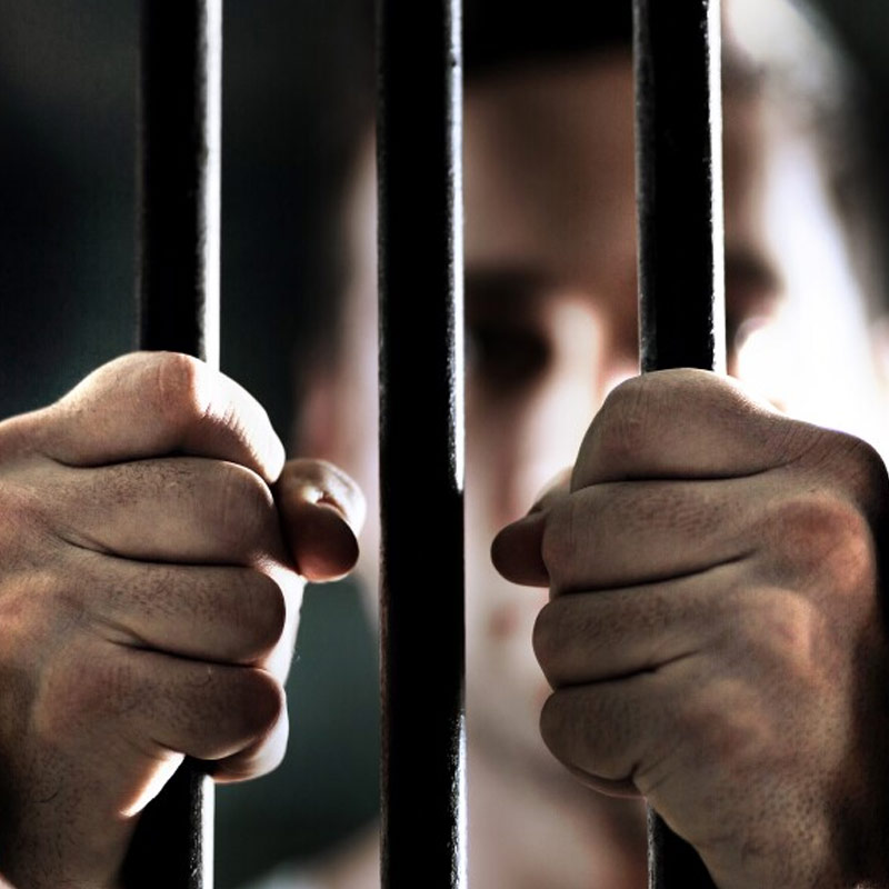 ২২ মিলিয়ন ডলারের লটারি! ভারতীয় মুদ্রায় যা প্রায় ১৮ হাজার কোটি টাকা। এত টাকা হাতে পেয়ে কত কিছুই না করা যায়। কত শখই না পূরণ হয়। কিন্তু এই বিশাল পরিমাণ অর্থই কাল হল নিউজিল্যান্ডের যুবক জোশুহাজন উইন্সলেটের। এত টাকা জেতার পরও অপরাধ এবং অন্ধকারের জগতে ডুবে গিয়ে তাঁর ঠাঁই এখন কারাগারের চার দেওয়ালের ভিতরে।