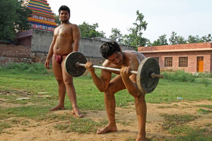 কী খাওয়া-দাওয়া করেন এই যুবকরা? সংবাদমাধ্যমকে অসোলা-ফতেহপুরের বাসিন্দারা জানান, তাঁদের গ্রামে কেউ মদ্যপান করেন না। সিগারেট-বিড়ি বা তামাকজাত কোনও নেশায় কারও আসক্তি নেই।