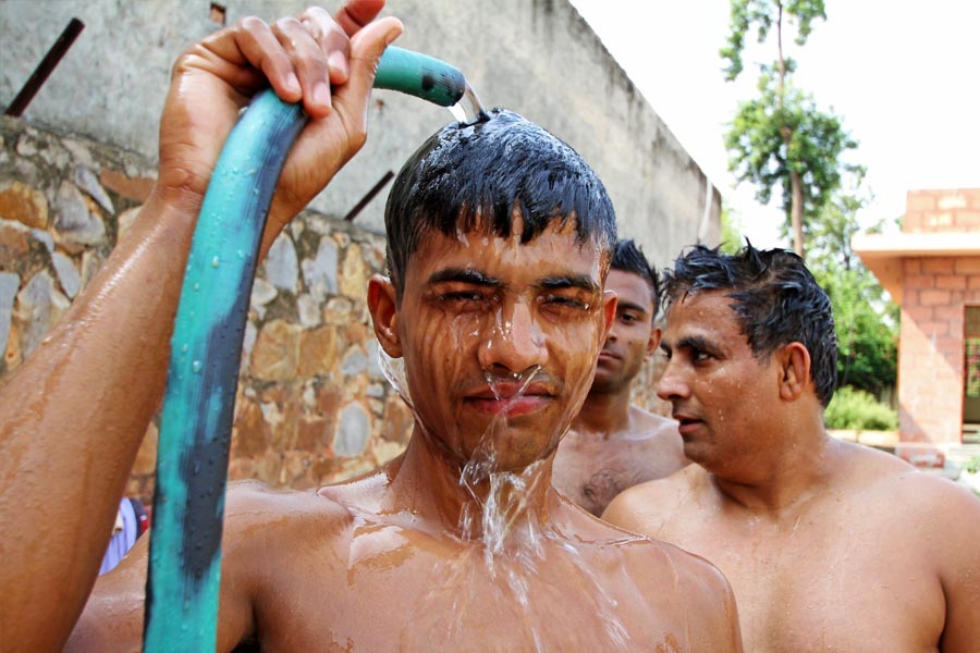 সবচেয়ে অবাক করার বিষয়, অসোলা-ফতেহপুরের সিংহভাগ বাসিন্দাই নিরামিষাসী। গ্রামের এমনই একটি আখড়ার প্রধান প্রশিক্ষক বলেন, ‘‘আমরা সবাই স্বাস্থ্যকর খাবার খাই। এবং অবশ্যই সময়ে খাওয়া-দাওয়া করি। এটাই এখানকার দৈনন্দিন রুটিন। প্রতি দিন ভাল খাবার খাও এবং প্রতি দিন শরীরচর্চা করো, এটা এখানকার রীতির মতো হয়ে দাঁড়িয়েছে।’’