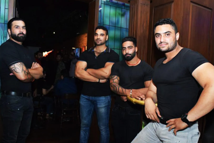 অসোলা-ফতেহপুরের বাসিন্দারা ছড়িয়ে ছিটিয়ে রয়েছেন ভারতের বিভিন্ন নাইটক্লাব, পাবে। কাজ করেন বাউন্সার হিসাবে।। আসলে এখানকার যুবকদের আলাদা করে চাহিদা রয়েছে এই কাজে। তাঁদের দায়িত্ববোধ এবং নিয়ন্ত্রিত জীবন-যাপন সবাই পছন্দ করেন। জানাচ্ছেন দিল্লির এমন একটি নাইটক্লাবের পদস্থ কর্তা।