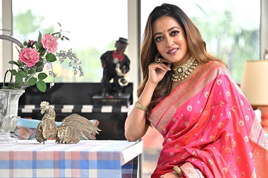 সাজ নিয়ে যথেষ্ট সচেতন রাইমা। কী পোশাকের সঙ্গে কী গয়না পরবেন, কেমন ভাবে সাজবেন- সব নিয়েই আগে থেকে রীতিমতো তৈরি।