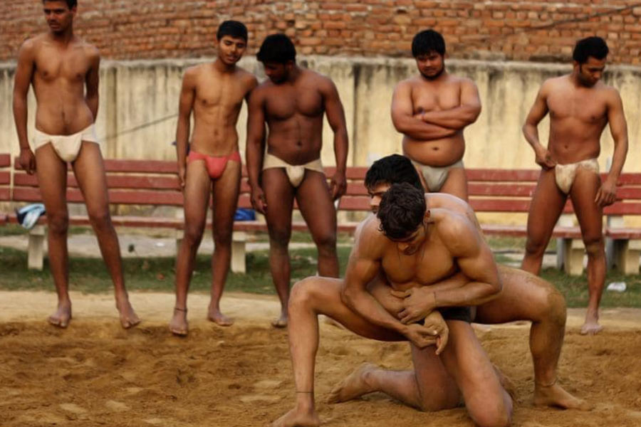 তনওয়ার নামে এক যুবক কয়েক বছর আগে অলিম্পিকে কুস্তি লড়ার প্রস্তুতি নিচ্ছিলেন। কোনও কারণে তা হয়ে ওঠেনি। তার পরে নেন বাউন্সারের চাকরি।