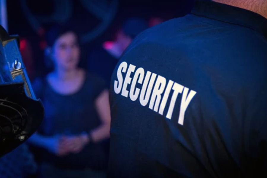 কেন বাউন্সারের কাজ বাছলেন? সংবাদমাধ্যমকে তনওয়ারের সহজ জবাব, ‘‘আমি এমন একটা কাজ খুঁজছিলাম যেখানে আমার পেশিশক্তি দেখাতে পারব। পাশাপাশি ভাল উপার্জন করতে পারব। সে ক্ষেত্রে বাউন্সারের চাকরি আমার কাছে সবচেয়ে ভাল সুযোগ ছিল।’’