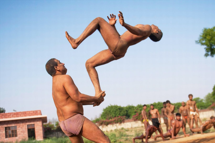 এই তনওয়ার নাকি তাঁর গ্রাম থেকে উঠে আসা প্রথম বাউন্সার। খেলাধুলো, সেনাবাহিনী ছাড়াও অসোলা-ফতেহপুরের বাসিন্দাদের সবচেয়ে বড় পছন্দের চাকরি বাউন্সারের।