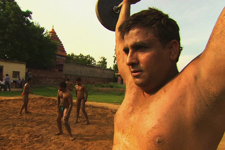 তনওয়ারের কথায়, ‘‘আমার দেখাদেখি গ্রামের বাকি যুবকরাও পরে বাউন্সারের চাকরি নিয়েছে। শুধুমাত্র দিল্লির ক্লাব এবং বারেই আমার গ্রামের ৩০০ ছেলে বাউন্সারের কাজ করছে।’’