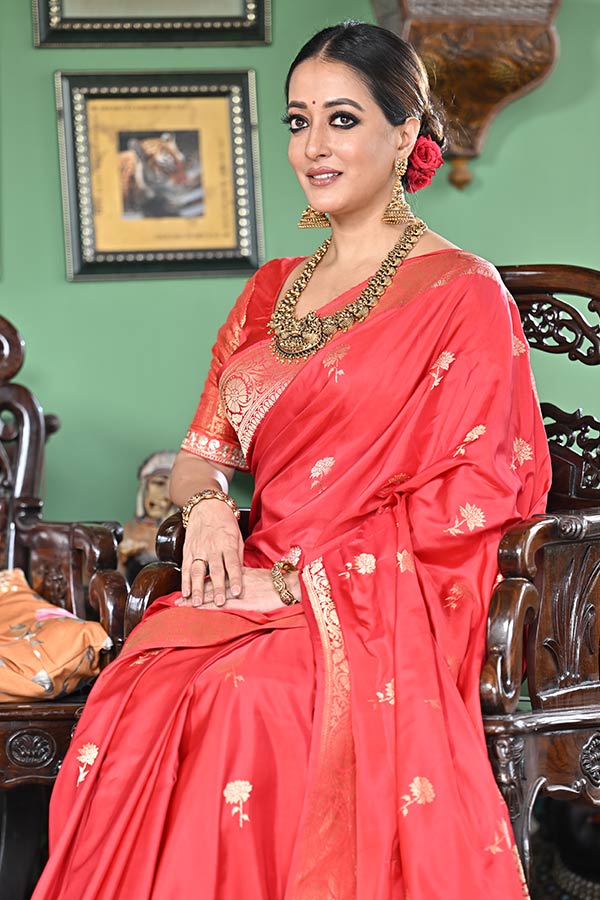 বাঙালির সেরা উৎসবে শাড়িকেই সবার প্রথমে রাখতে চান রাইমা।