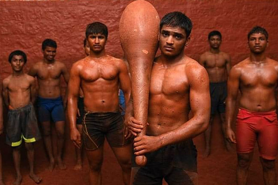 দিল্লির এই গ্রামের বাসিন্দারা মনেপ্রাণে বিশ্বাস করেন, স্বাস্থ্যই সম্পদ। শুধু স্বাস্থ্যবানই নন, রুজিরোজগারেও তাঁদের সমান নজর। যেমন তনওয়ারই বলছেন পরিবারকে ভাল রাখা, সন্তানদের ভাল স্কুলে পড়াতে কে না চায়! তাঁরাও সেটা চান।