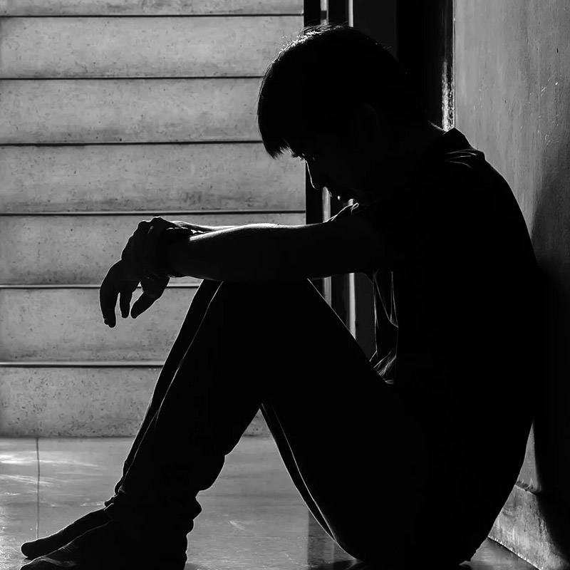 এত শারীরিক সমস্যা থাকার কারণে জোশুহাকে স্কুলে পড়ার সময়ে প্রায় প্রতি দিনই কুমন্তব্যের শিকার হতে হত। আর এই কারণেই তিনি অবসাদে ভুগতেন। নির্যাতনের ভয়ে মাঝপথে স্কুলও ছাড়েন। মানসিক অবসাদ থেকে রেহাই পেতে তখন থেকেই ধীরে ধারে মাদকাসক্ত হয়ে পড়েন জোশুহা।