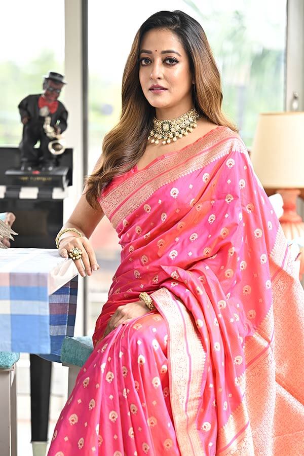 ভারী গয়নায় মোহময়ী। পুজোর সাজে নজর কাড়লেন মুনমুন সেনের কন্যা।