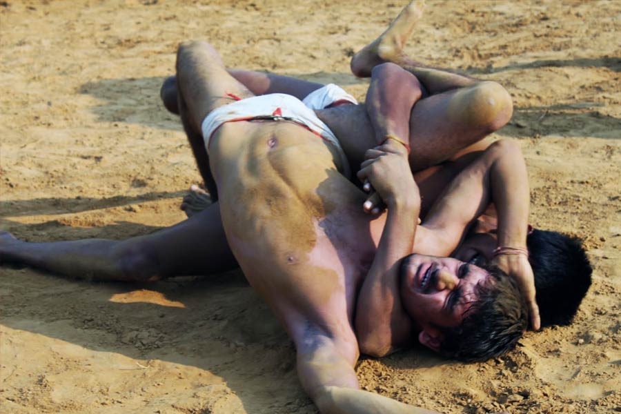 ছেলেমেয়ে নির্বিশেষে তাই সবাই ব্যায়াম করেন। সেই চর্চা আগামিদিনেও থাকবে বলে বিশ্বাস গ্রামবাসীর। শুধু শরীরচর্চা করেও যে তাঁরা সবার থেকে আলাদা, সেটাই প্রমাণ করে দিয়েছেন।