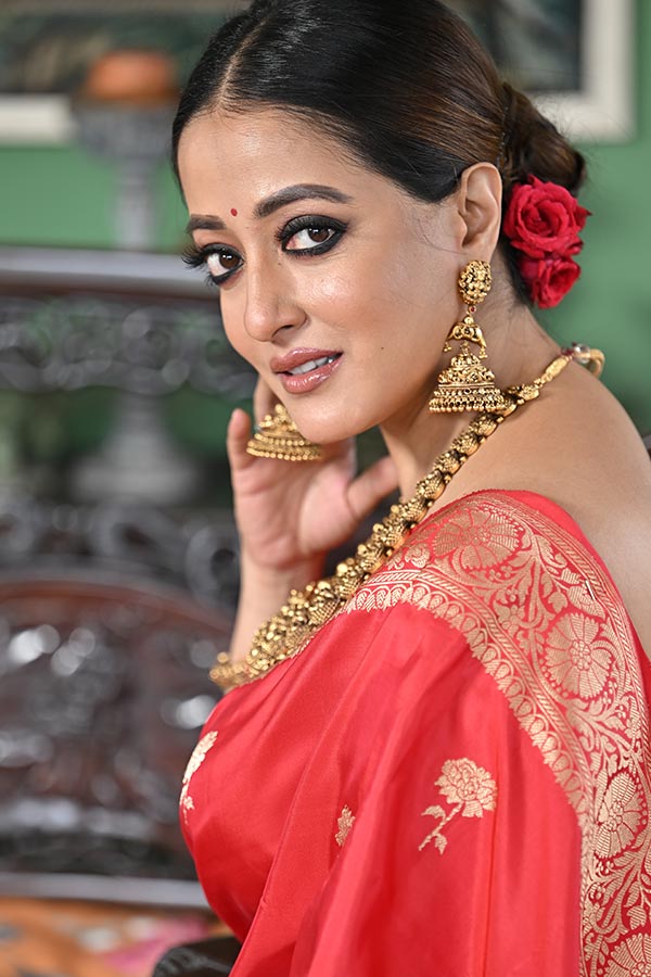 কানে ঝুমকো, সোনালি গয়নায় নজর কেড়েছেন অভিনেত্রী।