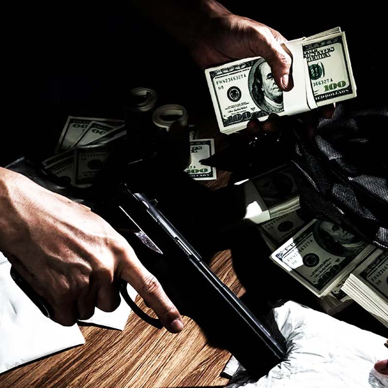 বন্ধুদেরও নেশা করার টাকা জোগাতেন জোশুহা। আর তার বদলে এক বন্ধুর কাছে থেকে মাউজার বন্দুকটি তিনি নিয়েছিলেন। জোগাড় করেছিলেন গুলিও।