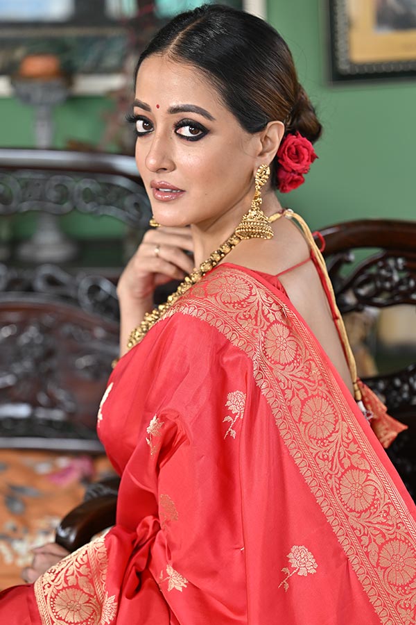 খোঁপায় গোলাপ, হৃদয়ে দোলা দিতে তৈরি রাইমা। 