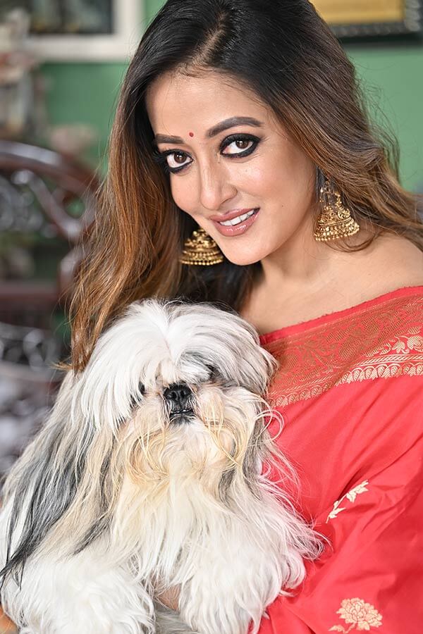 পুজোর আগে নিজের পোষ্যের সঙ্গে ক্যামেরাবন্দি হলেন নায়িকা।