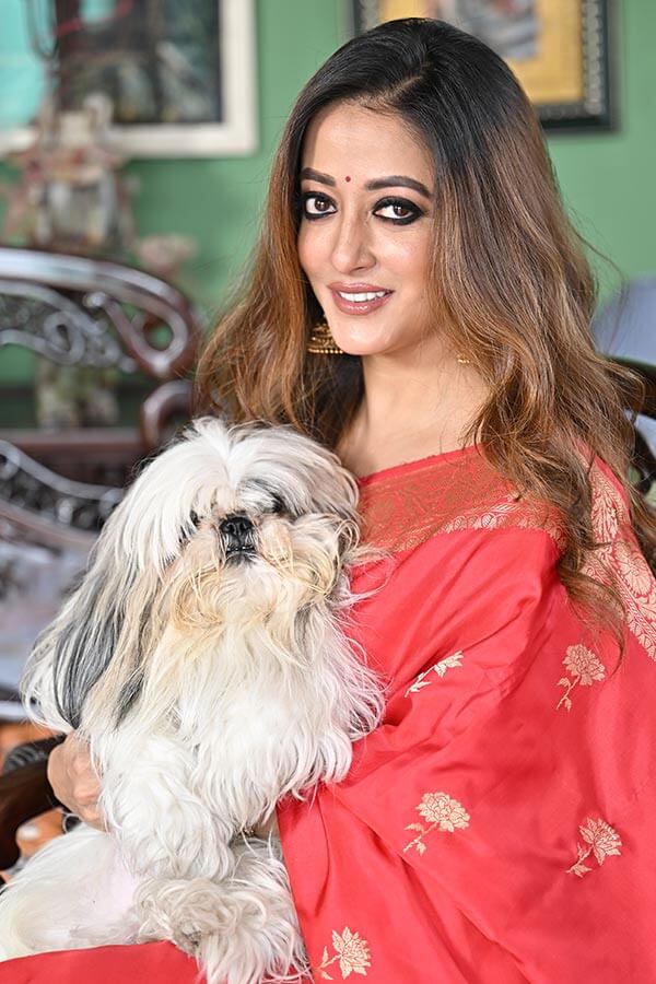 দিনভরের ব্যস্ততার পরেও নিজের পোষ্যকে সময় দিতে ভোলেন না অভিনেত্রী। 