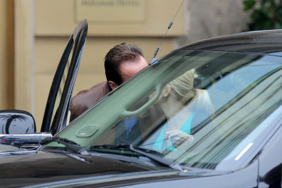 আর্নল্ড এবং হিথার ক্যালিফোর্নিয়ার সান্টামোনিকায় রেস্তরাঁয় ডিনারে গিয়েছিলেন। একে অপরকে চুম্বন করার মুহূর্ত হঠাৎ কেউ ফ্রেমবন্দি করে নেন। সেই ছবি প্রকাশ্যে আসার পর তাঁরাও আর কিছু গোপন রাখেননি।