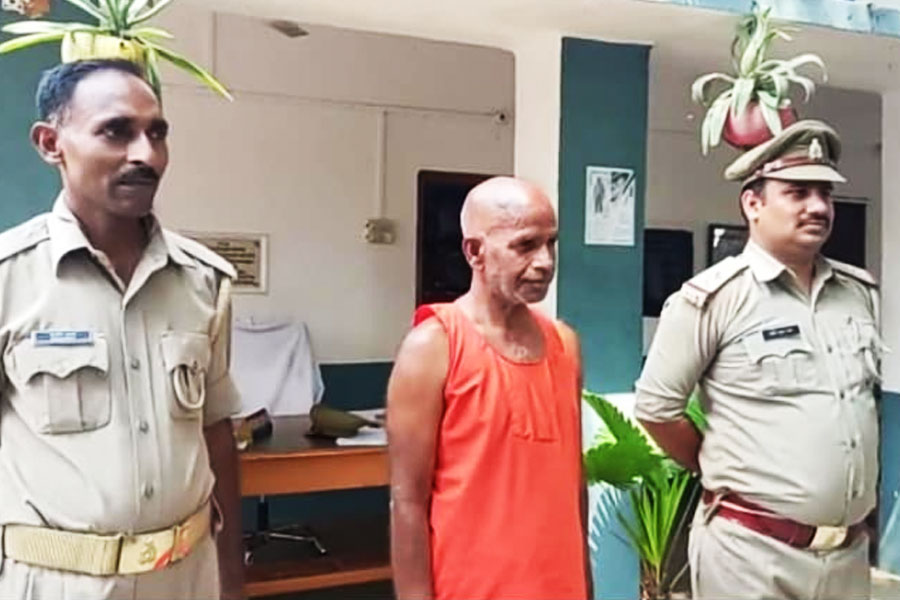 এক এক করে ছ’টি খুন। শাস্তির হাত থেকে বাঁচতে চম্পট দিয়েছিলেন রাম সেবক। খুনের ঘটনার বহু বছর পর সোমবার তাঁকে গ্রেফতার করে পুলিশ। তাঁকে গ্রেফতারের পর পুলিশ আধিকারিকরা দেখেন এখন আর তখনের রাম সেবকের মধ্যে আকাশ-পাতাল তফাত। ৩০ বছর আগের খুনি ভেক ধরে বর্তমানে বৌদ্ধ ভিক্ষু।