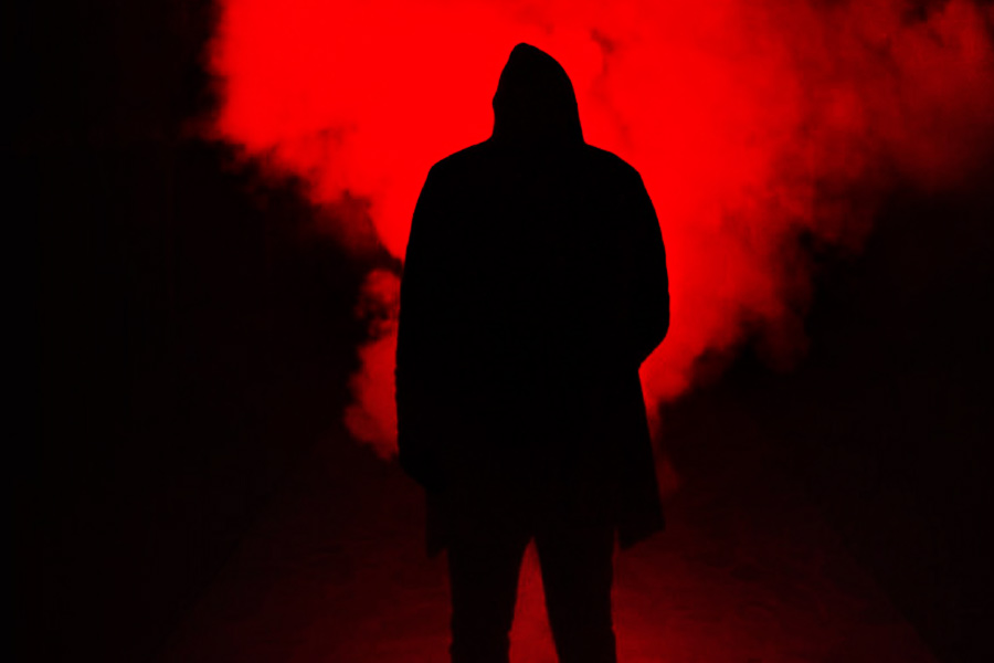 শেষটায় গ্রেফতারির হাত থেকে পাকাপাকি ভাবে বাঁচতে ফন্দি আঁটেন রাম সেবক। ঠিক করেন পুরনো নাম-পরিচয় সব মুছে ফেলবেন। বদলে ছদ্মবেশ ধারণ করে নতুন পরিচয় নিয়ে বাঁচবেন।