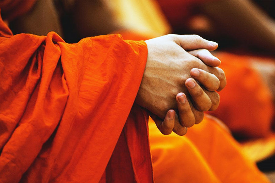 যেমন ভাবা তেমন কাজ। বৌদ্ধ ভিক্ষুর ছদ্মবেশ ধারণ করেন রাম সেবক। পুলিশের চোখে ধুলো দিতে মাথা-গোঁফ-দাড়ি কামিয়ে ধারণ করেন গেরুয়া বস্ত্র। বৌদ্ধ ধর্মে দীক্ষাও নেন তিনি।