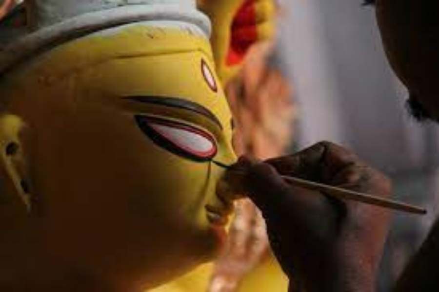 উত্তর কলকাতার চোর বাগানের চ্যাটার্জি বাড়ির দুর্গাপুজো শুরু হয় ষষ্ঠী কল্পে।