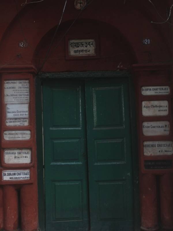 ষষ্ঠীর দিন বোধনের পরে সন্ধ্যায় বিভিন্ন অস্ত্র ও সোনা-হিরে, মুক্তোখচিত গয়নায় সাজিয়ে বাড়ির বউরা মাকে বরণ করে মন্দিরে নিয়ে আসেন।