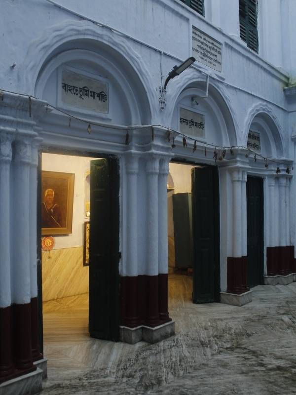 এ বাড়িতে দেবী দুর্গাকে কন্যা রূপে পুজো করা হয়। তাই সপ্তমীতে দেবীর প্রতীকী নবপত্রিকাকে বাড়িতেই স্নান করানো হয়।