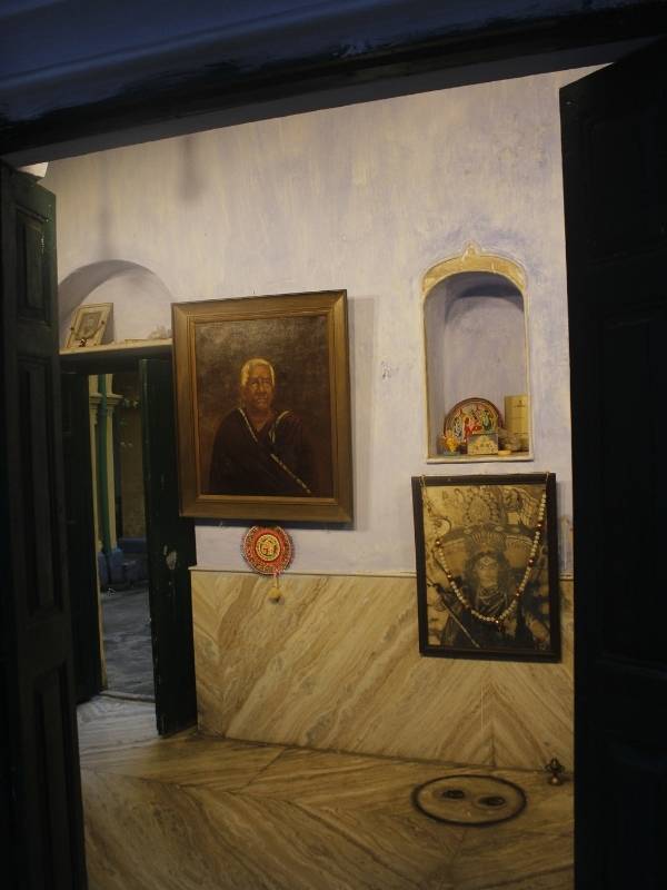  ১৯৩৮ থেকে ১৯৩৯ পর্যন্ত এই বনেদি বাড়ির সাবেক পুজোয় প্রচলিত ছিল পাঁঠা বলি। সে রীতি আজ আর নেই। এখন তার বদলে আখ বা চালকুমড়ো উৎসর্গ করা হয় দেবীকে। 