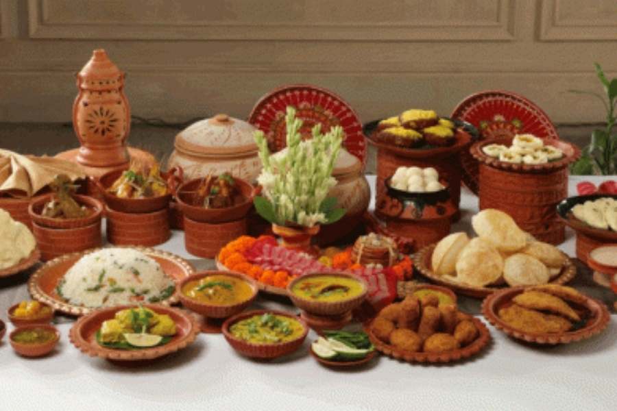 দ্বিতীয় পুজোয় দেওয়া হয় অন্নভোগ। সঙ্গে পাঁচ ভাজা, পটল বা ফুলকপির কালিয়া, বাঁধাকপি, পোনা মাছের কালিয়া, আমের চাটনি, বাড়িতে তৈরি বোঁদে ও ল্যাংচা। 