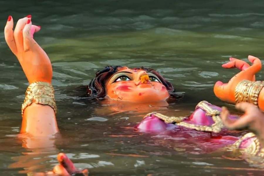 মা দুর্গাকে শোনানো হয় প্রার্থনা সঙ্গীত। তার পরে প্রতিমা বিসর্জন দেওয়া হয় জগন্নাথ ঘাটে।