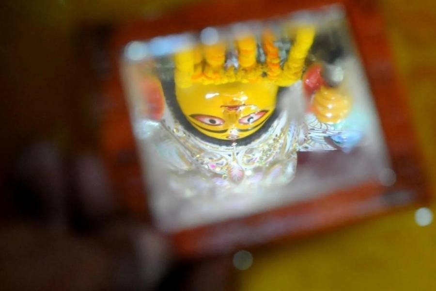 দশমীর বিদায় বেলায় দর্পণ ভাসিয়ে দেবীকে বরণ করার পরে বাড়ির ব্রতী কনকাঞ্জলি গ্রহণ করেন।