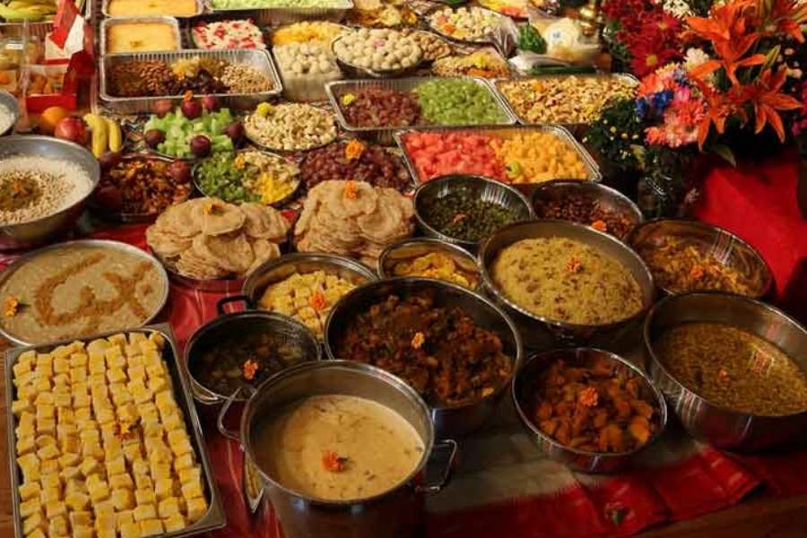 এই বনেদি বাড়ির পুজোর এক অন্য রকম বিশেষত্ব রয়েছে। এ বাড়িতে সমস্ত ভোগই পরিবারের পুরুষেরা রান্না করে থাকেন।