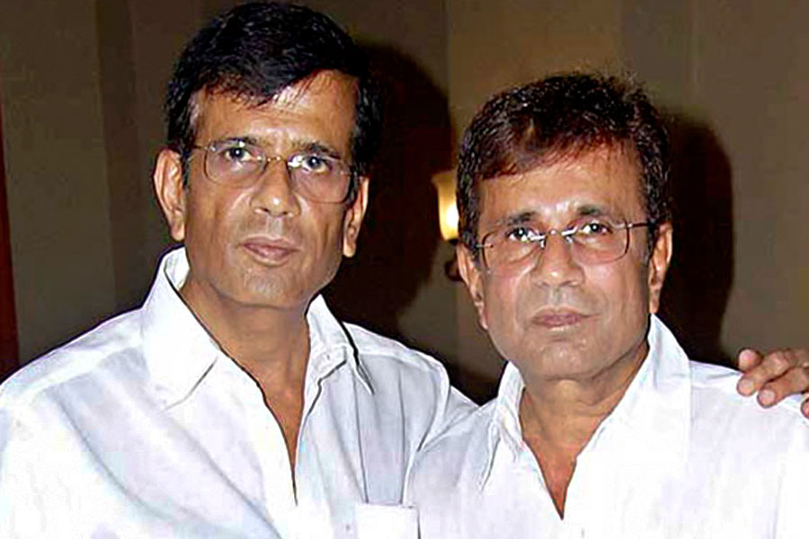 তাই তাঁর কাছেই গিয়েছিলেন আব্বাস-মস্তান। অভিনেতা প্রথমে পরিচালকদ্বয়ের কাছ থেকে ছবি এবং চরিত্রের বিষয়ে পুঙ্খানুপুঙ্খ জানতে চান।