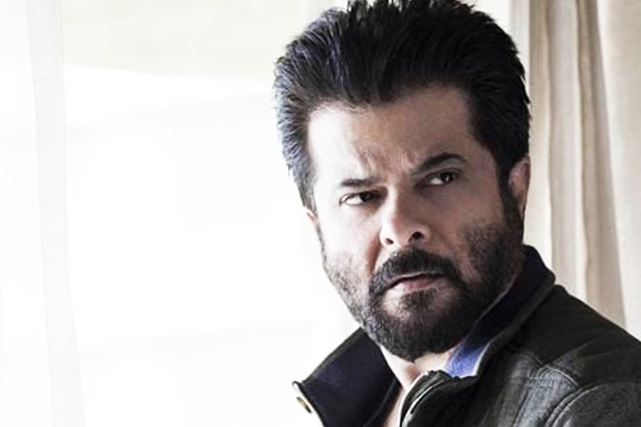 কিন্তু চরিত্রটি নেতিবাচক হওয়ায় অনিল স্পষ্ট জানিয়ে দেন, এই ধরনের চরিত্রে অভিনয় করতে পারবেন না তিনি। এতে তাঁর ‘হিরো ইমেজ’ নষ্ট হয়ে যাওয়ার সম্ভাবনা বেশি।