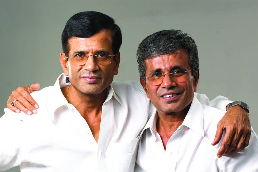 তাই আব্বাস-মস্তানের প্রস্তাব বাধ্য হয়ে খারিজ করতে হয় অনিলকে। সলমন এবং অনিল— বলিউডের এই দুই সুপারস্টার পরিচালক যুগলের প্রস্তাবে রাজি না হওয়ায় তাঁরা অন্য অভিনেতার খোঁজ করতে থাকেন।