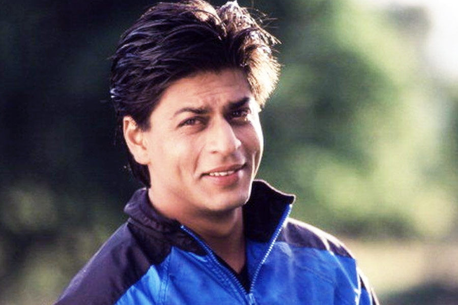 সেই সময় ‘ফৌজ’ ধারাবাহিকে অভিনয় করে দর্শকমহলে শাহরুখ বেশ পরিচিতি লাভ করেছেন। এই ধারাবাহিকে শাহরুখের সহঅভিনেতা হিসাবে কাজ করেছিলেন অমৃত পটেল।