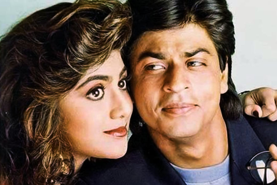 আব্বাস-মস্তান তাঁদের নতুন ছবির জন্য অভিনেতা খুঁজছেন জানতে পেরে অমৃত তাঁদের সঙ্গে যোগাযোগ করেন। এমনকি, ‘অজয় শর্মা’র চরিত্রের জন্য শাহরুখকে সুযোগ দেওয়ার অনুরোধও করেছিলেন তিনি।