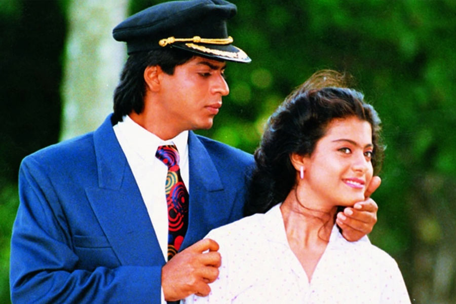 অমৃতের কথা মেনে শাহরুখের কাছে এই ছবির প্রস্তাব নিয়ে যান আব্বাস-মস্তান। শাহরুখ প্রথমে তাঁদের কাছে ছবির স্ক্রিপ্ট শুনতে চান।