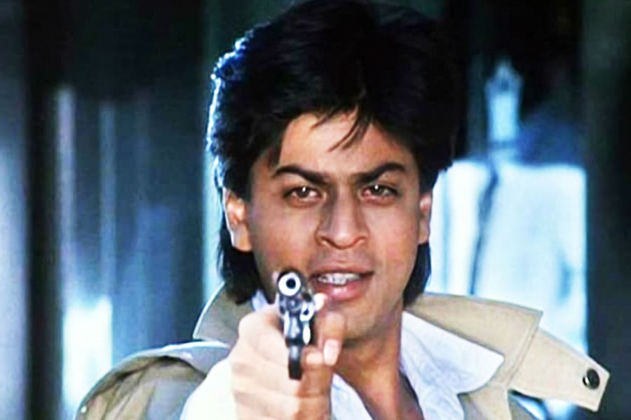 এই প্রসঙ্গে পরিচালক যুগল এক সাক্ষাৎকারে জানান, তাঁরা ভাল মতো ‘অজয় শর্মা’র চরিত্রের বর্ণনা করার সুযোগও পাননি। শাহরুখ তবুও এই চরিত্রে অভিনয় করবেন বলে রাজি হয়ে যান।