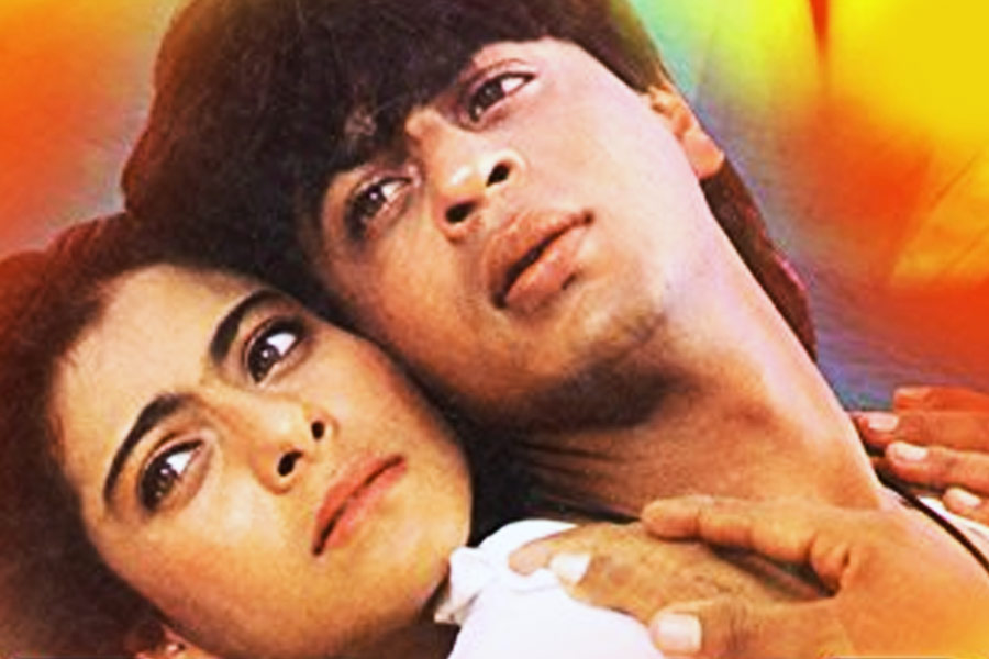 ‘বাজিগর’ ছবিতে সলমন এবং অনিলের পরিবর্তে শাহরুখের অভিনয় দেখে সন্তুষ্ট হয়েছিলেন আব্বাস-মস্তান। ‘বাজিগর’-এ অভিনয়ের পরেই শাহরুখের জীবনে নতুন অধ্যায়ের সূচনা হয়। বড় পর্দার সেই ‘অজয় শর্মা’ই ধীরে ধীরে হয়ে ওঠেন বলিউডের ‘কিং খান’।