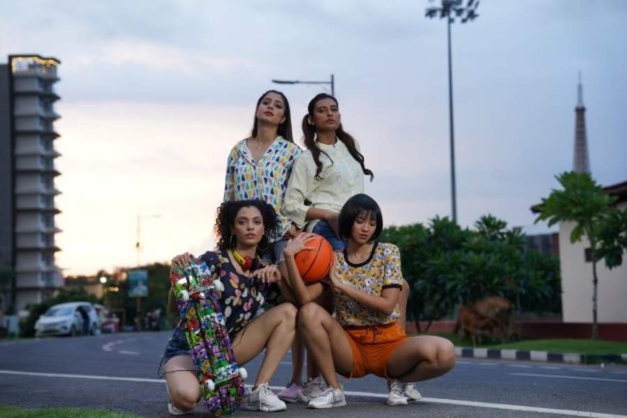 চিন্তায়, চেতনায়, দৃষ্টিভঙ্গিতে সম্পূর্ণ বদলে যাচ্ছে স্বাধীন এবং স্বাবলম্বী নারী। তার ছাপ পরেছে নারীর পোশাক ভাবনায়, রুচিতে।