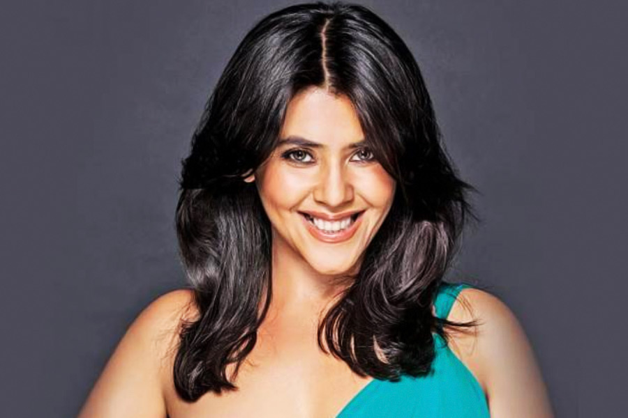 ‘কিঁউকি সাস ভি কভি বহু থি’ ছোট পর্দায় মুক্তি পাওয়ার পর বিপুল সাড়া ফেলেছিল। এই ধারাবাহিকের অভিনেত্রী স্মৃতি ইরানিও তখন জনপ্রিয়তার শিখরে। শুরুর দিকে অভিনেত্রীর সঙ্গে প্রযোজকের বন্ধুত্বপূর্ণ সম্পর্ক থাকলেও পরে তা তিক্ততায় পরিণত হয়।