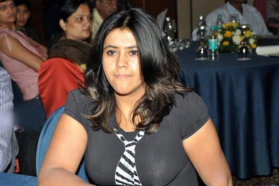 একাংশের দাবি, তিনি যে ধরনের পাশ্চাত্য পোশাক পরেন, সেগুলিতে তাঁকে একদম মানায় না। তাঁর সাজগোজও অদ্ভুত ধরনের। 